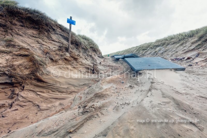 noordwesterstorm vernield een strandopgang Julianadorp